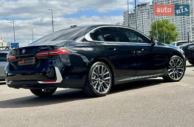 Седан BMW 5 Series 2023 в 