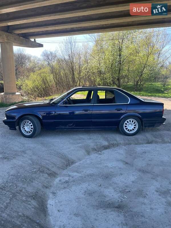Седан BMW 5 Series 1988 в Царичанці