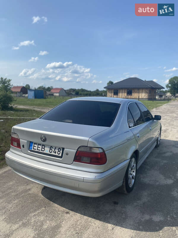 Седан BMW 5 Series 2002 в Рокитному