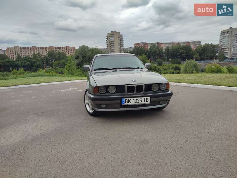 Седан BMW 5 Series 1989 в Ровно