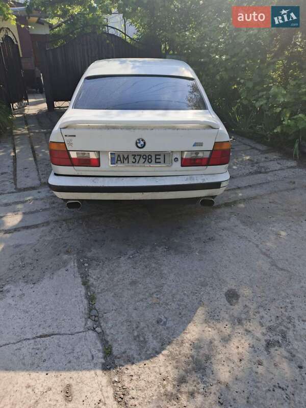 Седан BMW 5 Series 1985 в Киеве