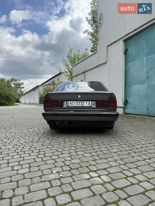 Седан BMW 5 Series 1988 в Львові