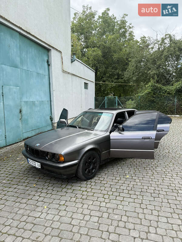 Седан BMW 5 Series 1988 в Львові