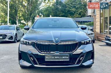 Седан BMW 5 Series 2023 в 