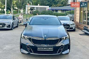 Седан BMW 5 Series 2023 в 