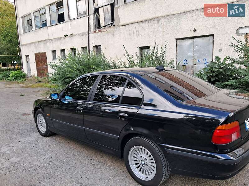 Седан BMW 5 Series 2000 в Черновцах