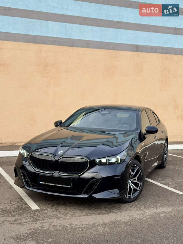 Седан BMW 5 Series 2023 в Киеве
