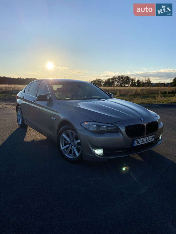 Седан BMW 5 Series 2010 в 