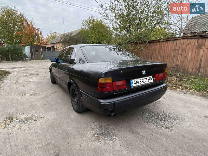 Седан BMW 5 Series 1990 в Ромнах
