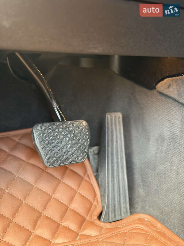 Седан BMW 5 Series 2012 в Березане