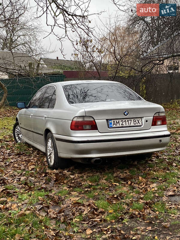 Седан BMW 5 Series 2000 в Березані