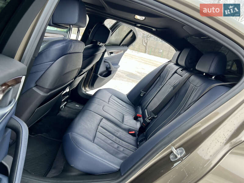 Седан BMW 5 Series 2017 в Нововолынске