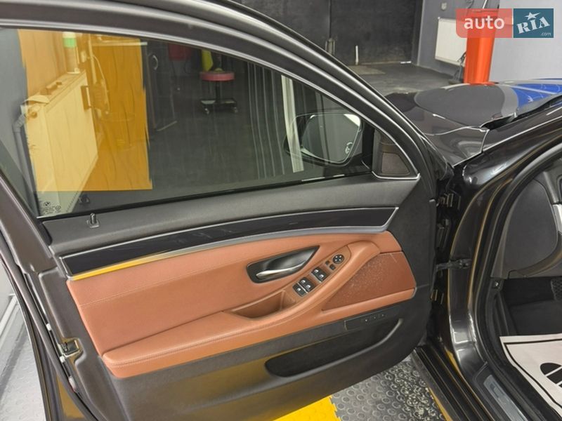 Седан BMW 5 Series 2012 в Чернівцях