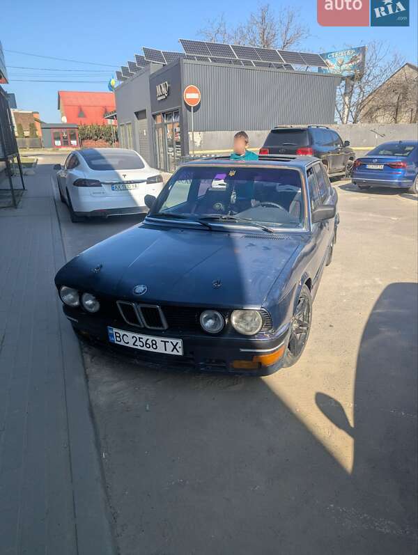 Седан BMW 5 Series 1985 в Львове