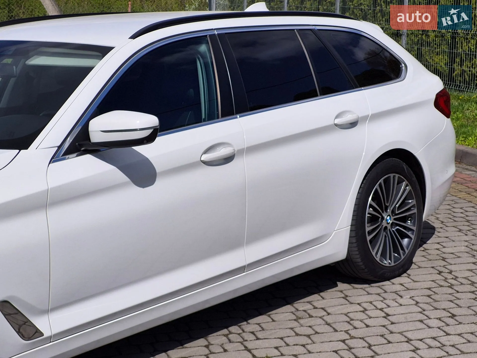 BMW 5 Series 2019 VIN WBAJP31020BT93775 фото оголошення 4 з 28