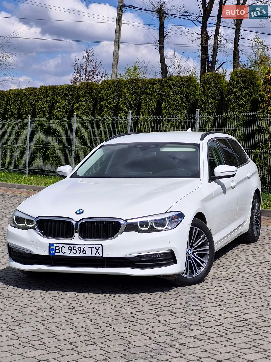 BMW 5 Series 2019 VIN WBAJP31020BT93775 фото оголошення 2 з 28