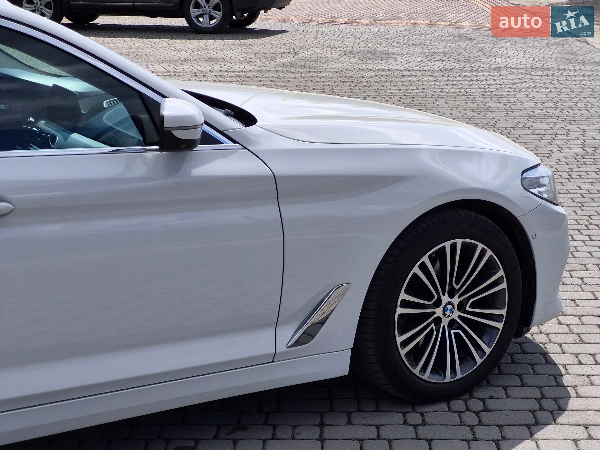 BMW 5 Series 2019 VIN WBAJP31020BT93775 фото оголошення 8 з 28