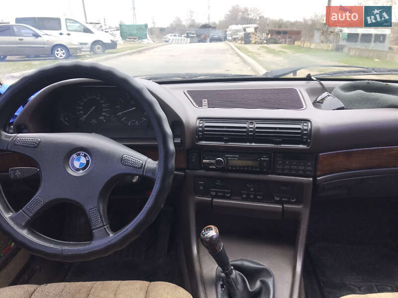 Седан BMW 7 Series 1987 в Каневі
