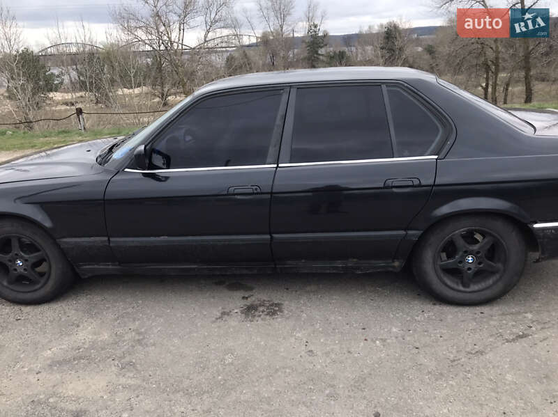 Седан BMW 7 Series 1987 в Каневі