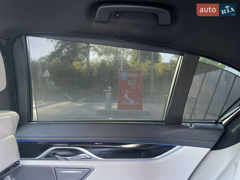 Седан BMW 7 Series 2015 в Ужгороде