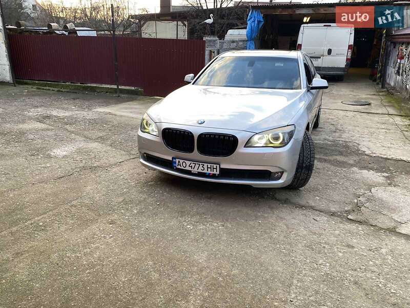 Седан BMW 7 Series 2011 в Рахові