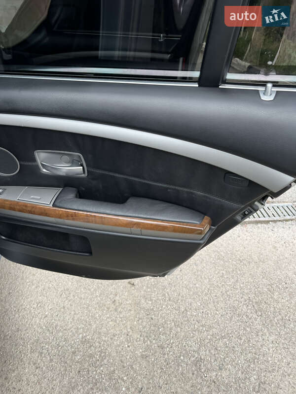 Седан BMW 7 Series 2004 в Самборі