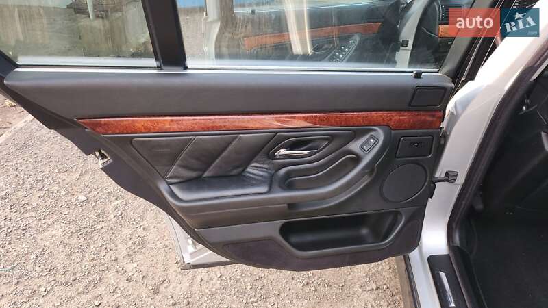 Седан BMW 7 Series 2001 в Южноукраїнську