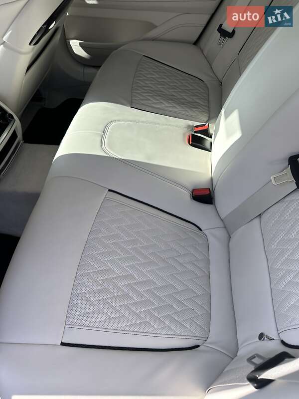 Седан BMW 7 Series 2021 в Львове