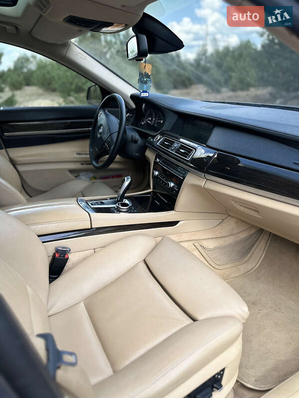 Седан BMW 7 Series 2010 в Вараші
