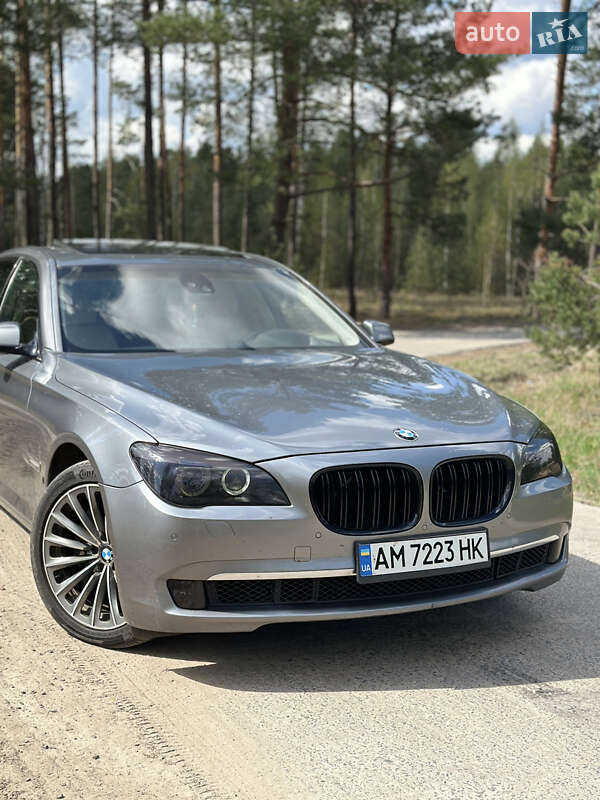 Седан BMW 7 Series 2010 в Вараші