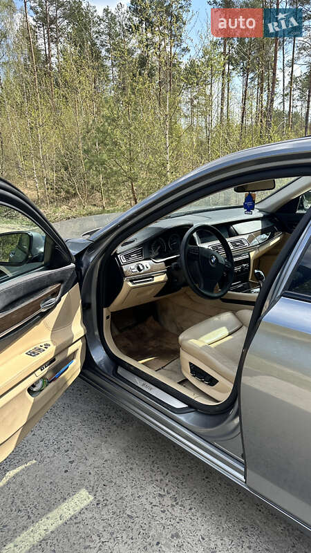 Седан BMW 7 Series 2010 в Вараші
