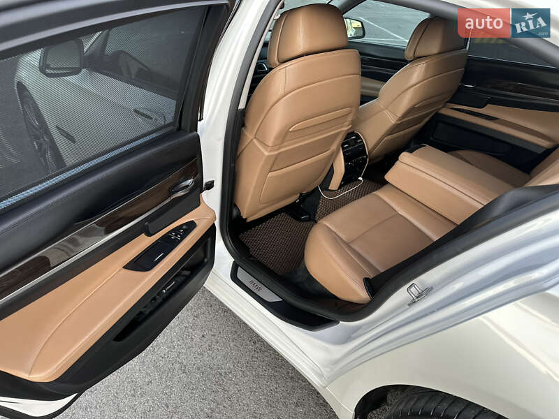 Седан BMW 7 Series 2011 в Львові