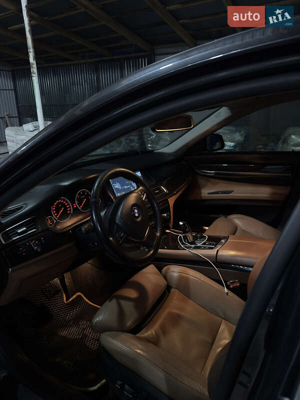 Седан BMW 7 Series 2011 в Братському