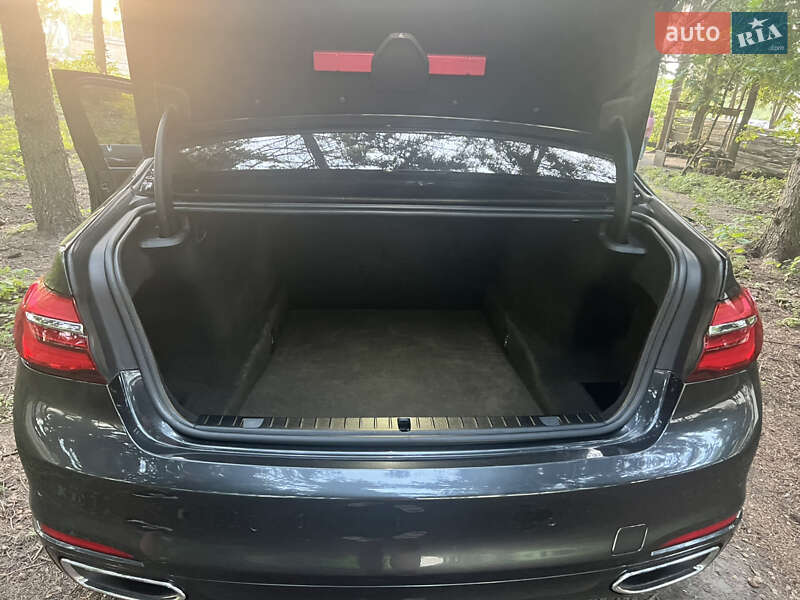 Седан BMW 7 Series 2017 в Почаеве