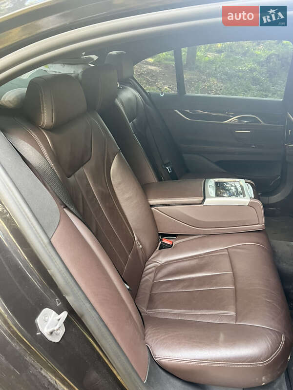 Седан BMW 7 Series 2017 в Почаеве