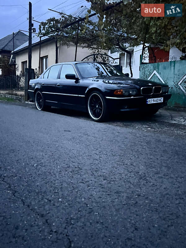 Седан BMW 7 Series 2000 в Иршаве
