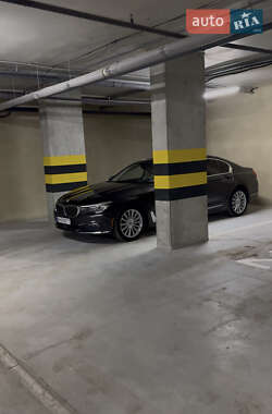 Седан BMW 7 Series 2015 в Львові