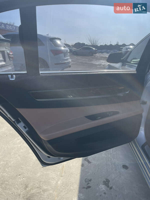 Седан BMW 7 Series 2010 в Дубровице