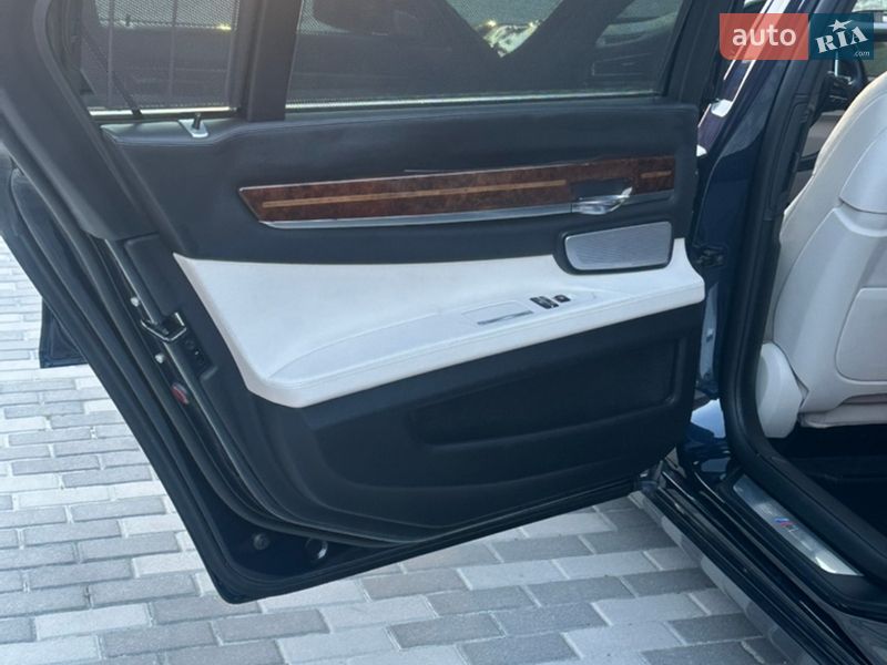 Седан BMW 7 Series 2013 в Львові