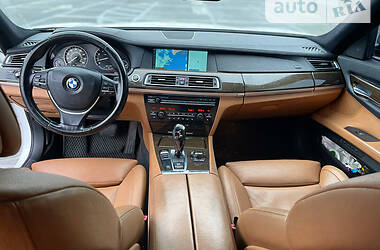 Седан BMW 740 2012 в Кремінній