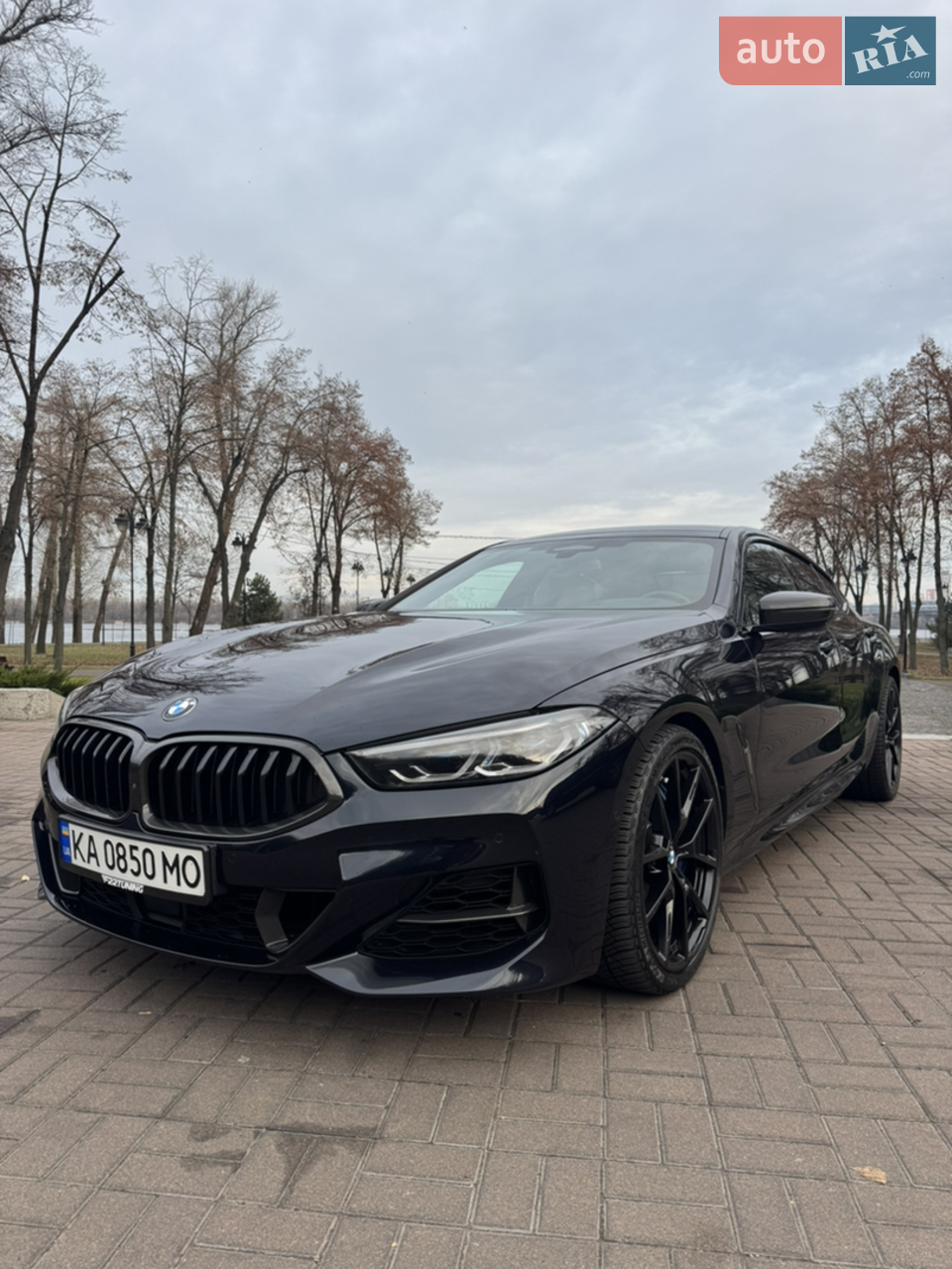 Купувалась у червні 24 року на topcars в стані нового авто, незначний удар, замінений капот, касета радіаторів, нова безпека, встановлені європейські фари shadow light (чорний пластик усередині фари) та європейські задні ліхтарі. 
Машина повністю прошита під Європу: профіль, карти, вирізання далеким світлом, знаки. додатково зроблена шумоізоляція арок та дверей.  

Максимальна комплектація з можливих: преміальна акустика bowers & Wilkins,
 повний шкіряний пакет з індивідуальним комбінуванням кольорів (бежева/синя шкіра, синій пластик), 
карбон пакет зовнішній та внутрішній, 
панорама, 
автоматичні сонцезахисні шторки, 
заводський спортивний вихлоп m performance (управління в меню), 
drive assistant з активним круїзом