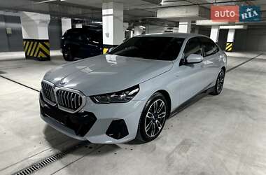 Седан BMW i5 2023 в 
