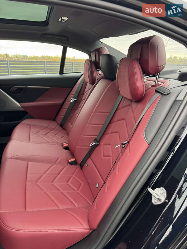 Седан BMW i5 2024 в Мукачевому