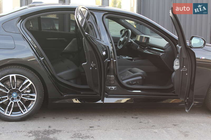 Седан BMW i5 2025 в Києві