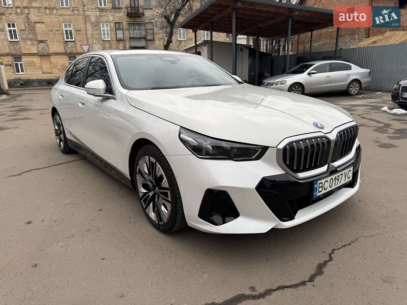 Седан BMW i5 2023 в Львове