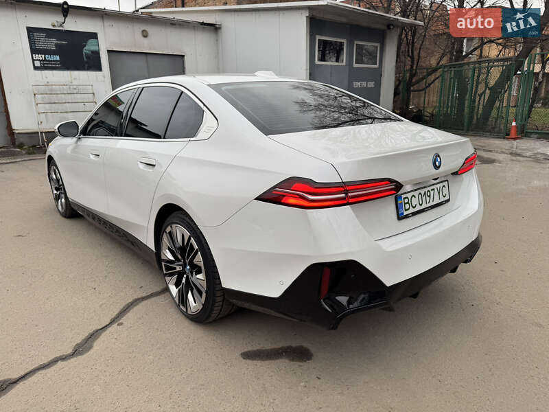 Седан BMW i5 2023 в Львове