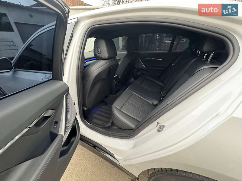 Седан BMW i5 2023 в Львове