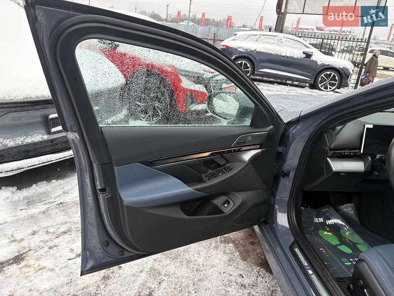 Седан BMW i5 2024 в Киеве