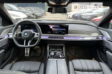 Седан BMW i7 2023 в Киеве