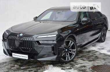 Седан BMW i7 2023 в Киеве